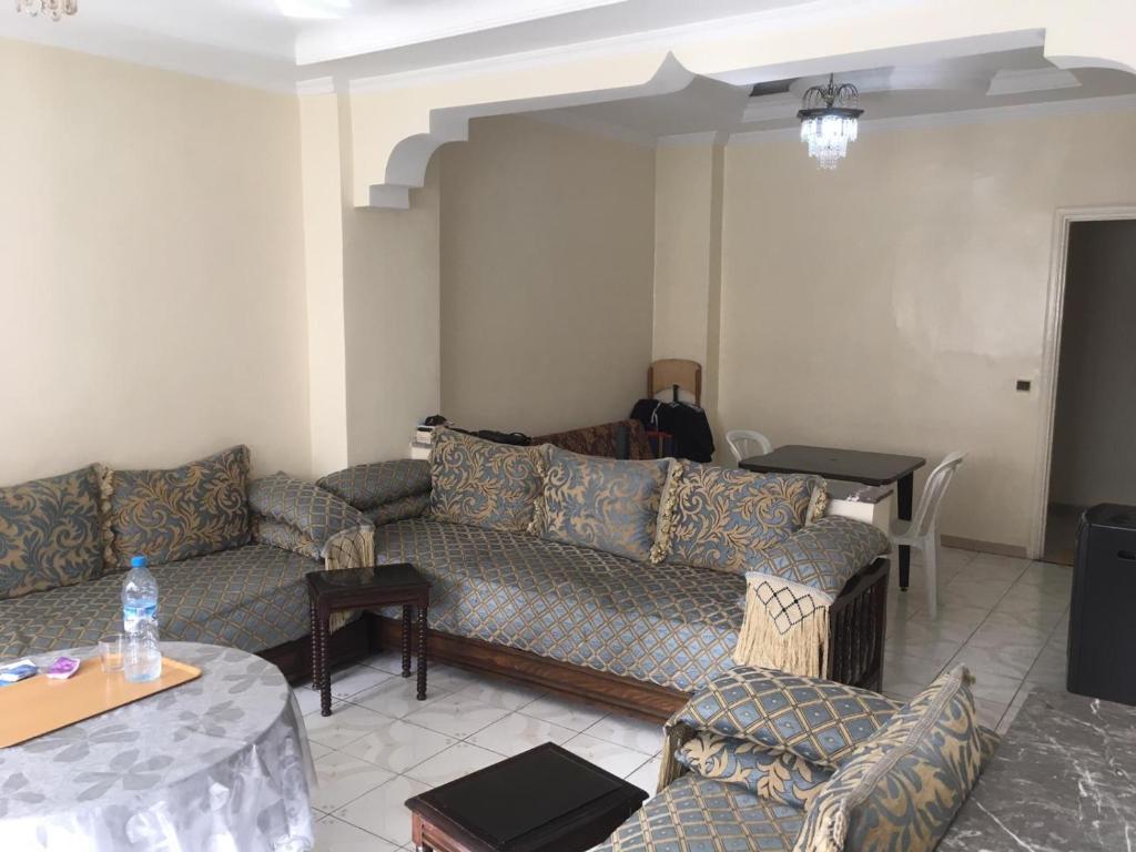 a living room with a couch and a table at Appartement Familial Emile Zola in Casablanca