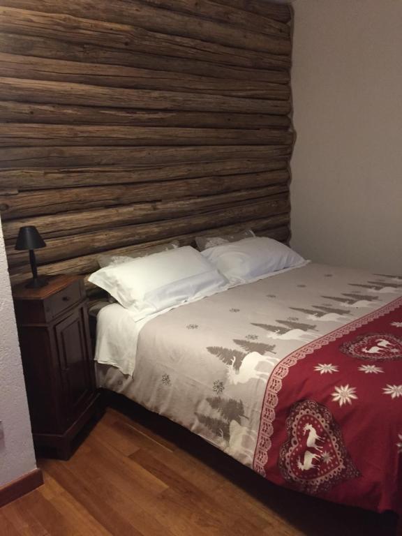 a bedroom with a bed with a wooden headboard at La Masca in Gaiola