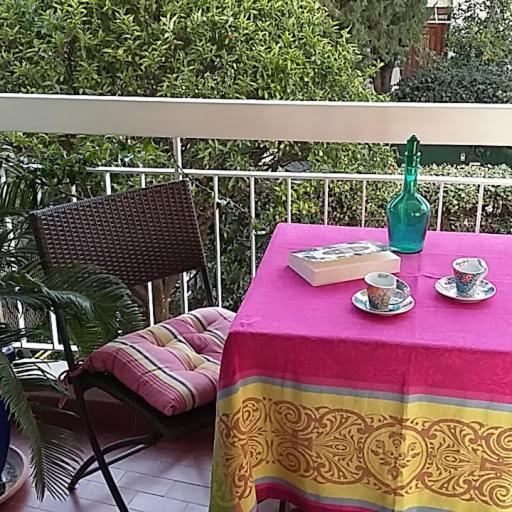 a table with a pink table cloth and two cups at Appartement Nice Port in Nice