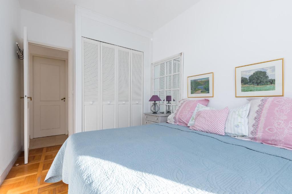 a bedroom with a bed with pink and blue sheets at Appartement Nice Port in Nice