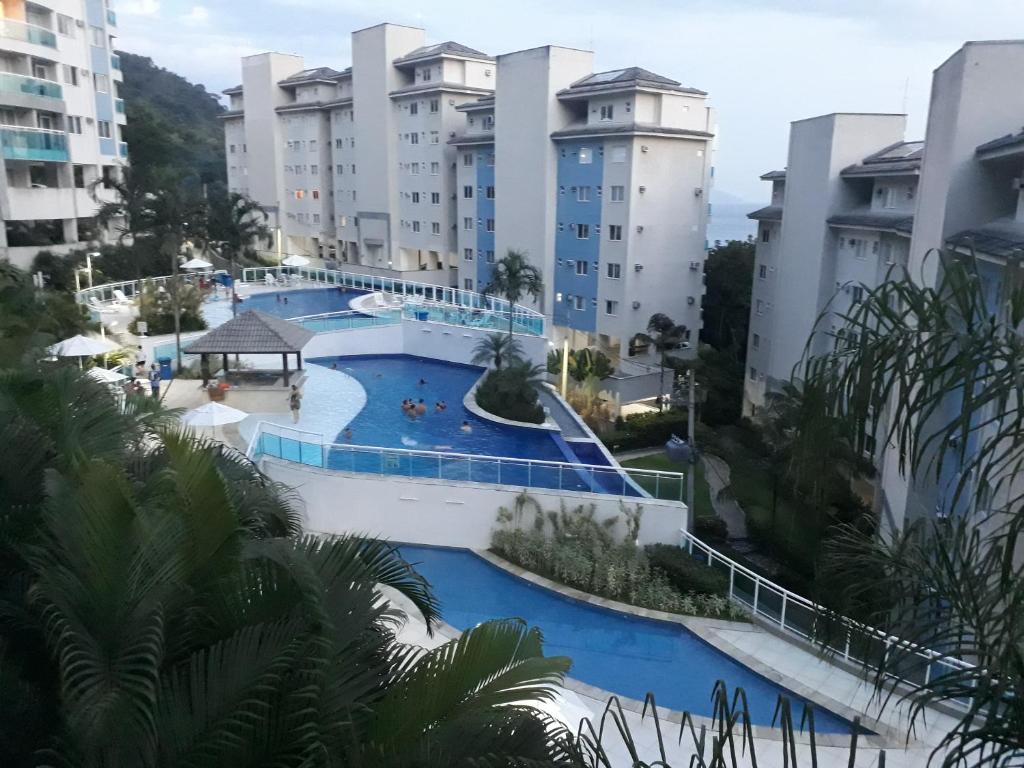 a view of the pool at a resort at Apartamento Angra in Mangaratiba