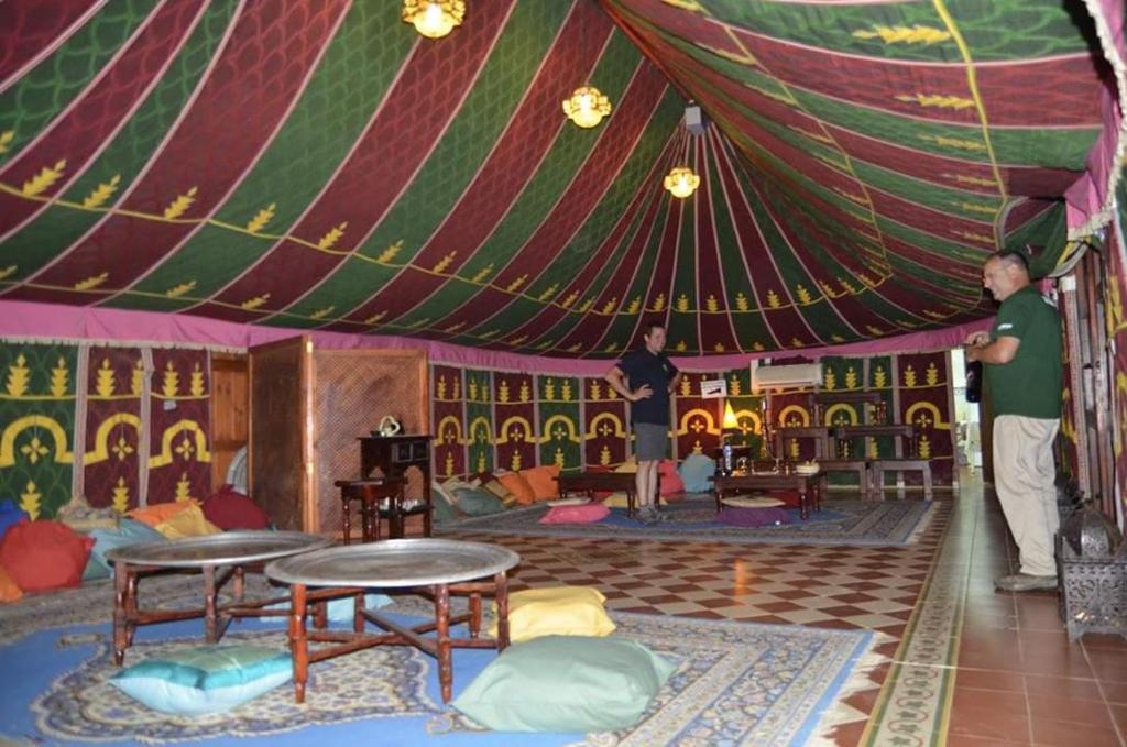 Un restaurante o sitio para comer en Hotel Cueva Tardienta Monegros-Adults Only