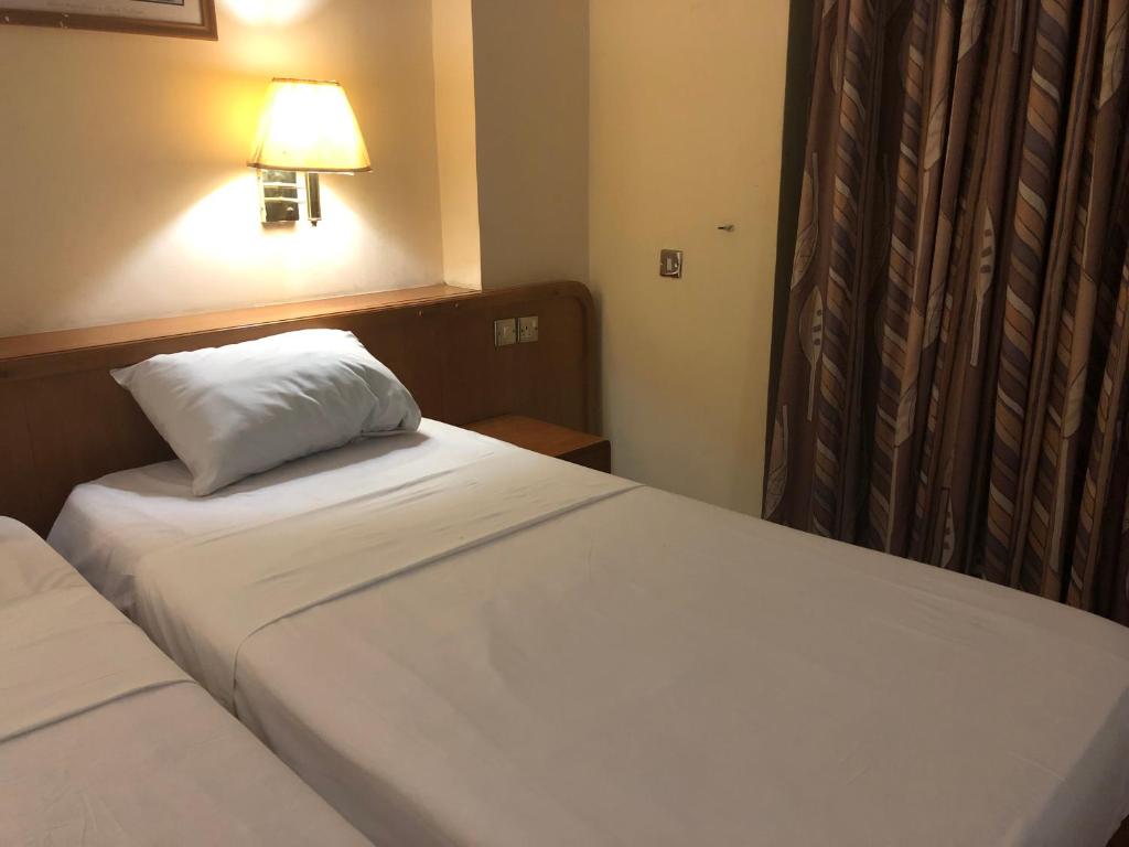 Postel nebo postele na pokoji v ubytování Maple Leaf Korean Hotel