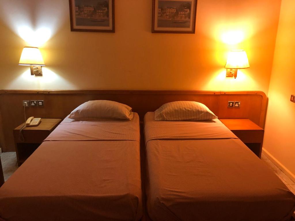 Postel nebo postele na pokoji v ubytování Maple Leaf Korean Hotel