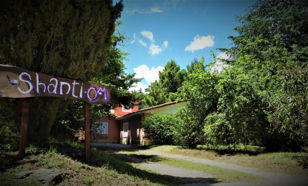 um sinal que lê shattori em frente a uma casa em Shanti-om em Sierra de la Ventana