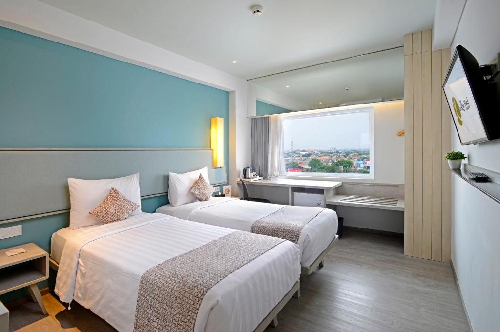 Postel nebo postele na pokoji v ubytování La Lisa Hotel Surabaya