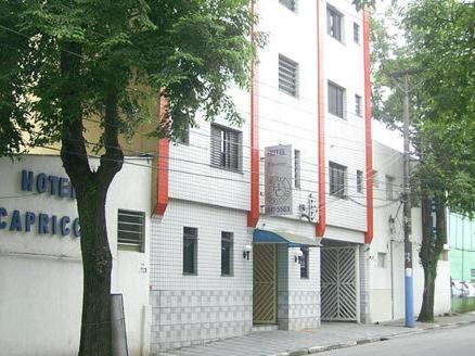 un bâtiment blanc sur le côté d'une rue dans l'établissement Hotel Capriccio Mauá, à Mauá
