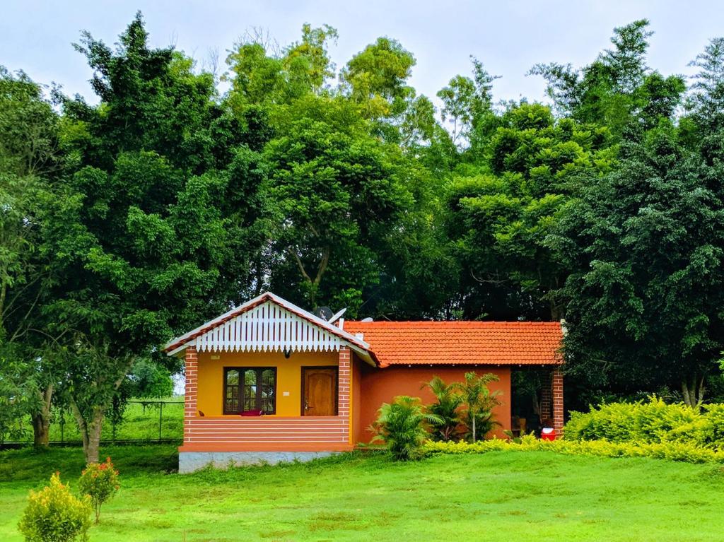 Сад в Kabini Lake View Resort