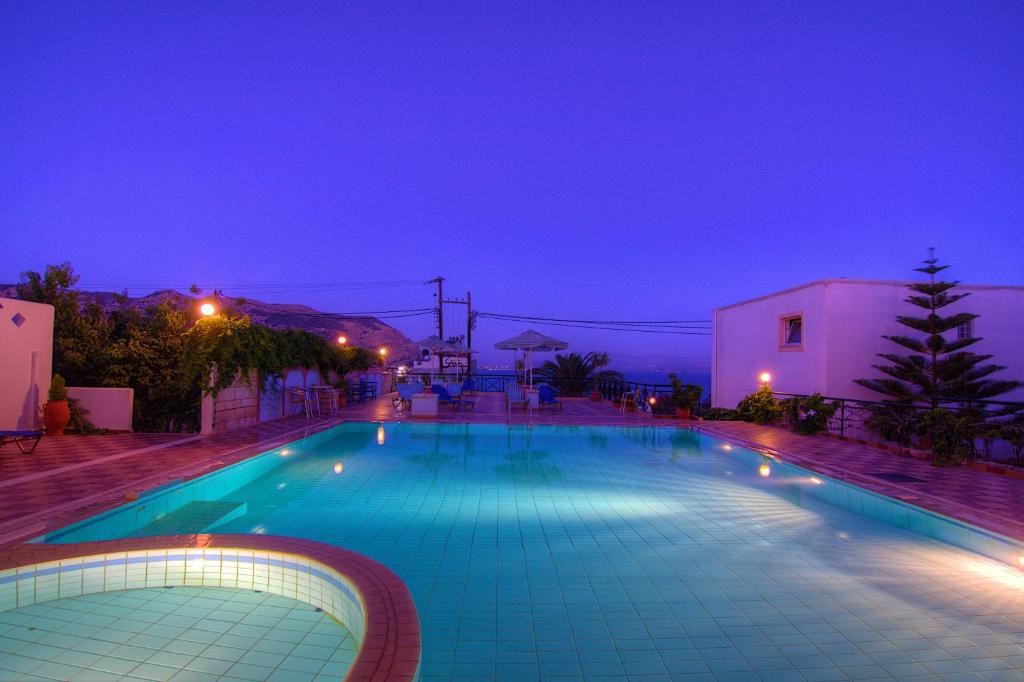 Bazén v ubytování Adonis Hotel nebo v jeho okolí