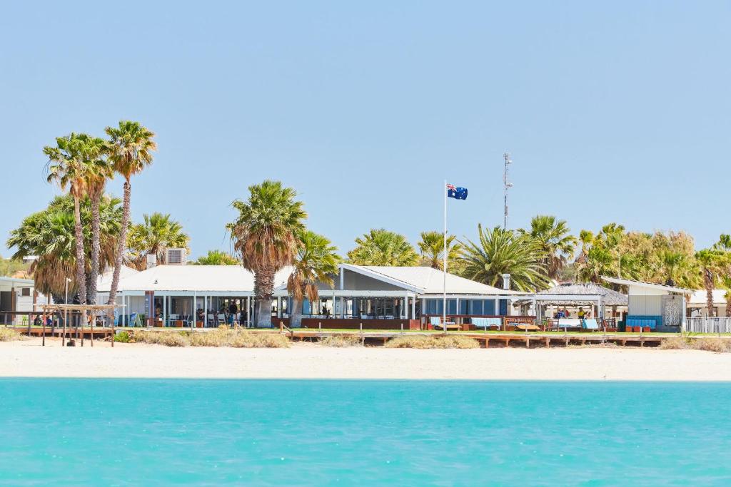ein Resort am Strand mit Palmen in der Unterkunft RAC Monkey Mia Dolphin Resort in Monkey Mia