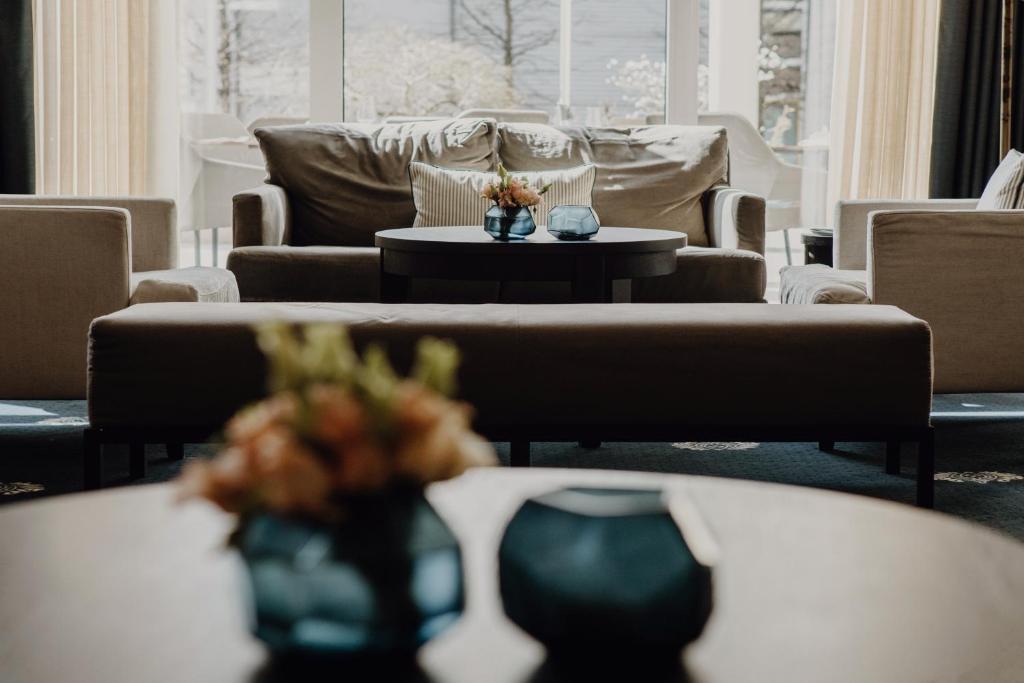 Ein Sitzbereich in der Unterkunft Hotel Vier Jahreszeiten Starnberg