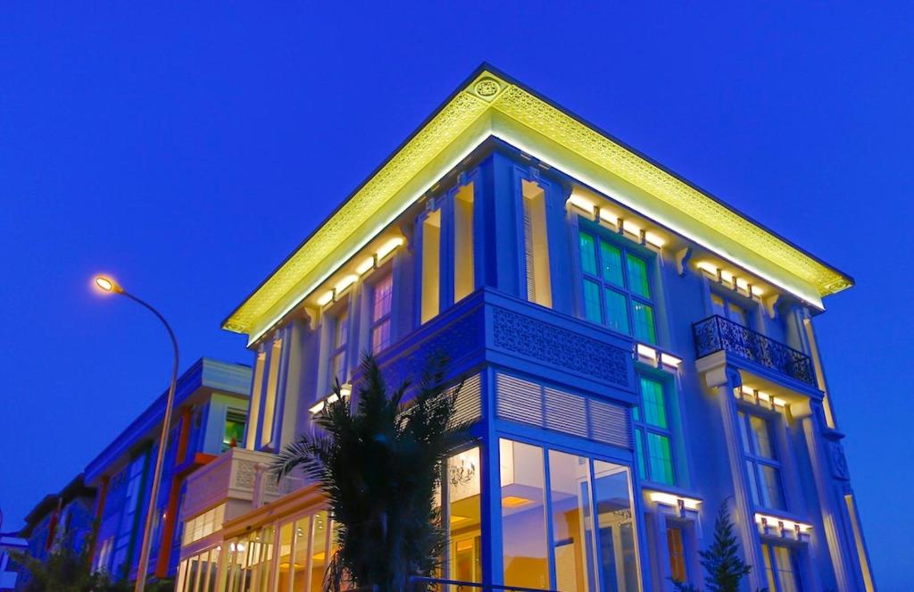 un bâtiment avec des lumières sur son côté dans l'établissement ELEGANCE ASIA HOTEL, à Istanbul