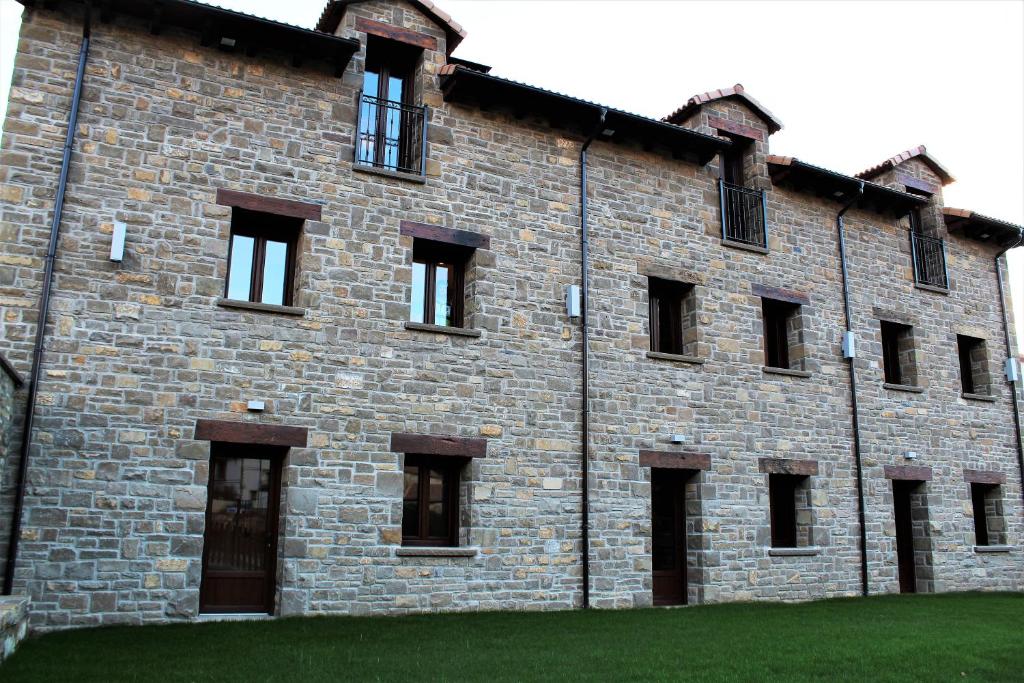 un gran edificio de ladrillo con muchas ventanas en Casa Perez, en Yebra de Basa