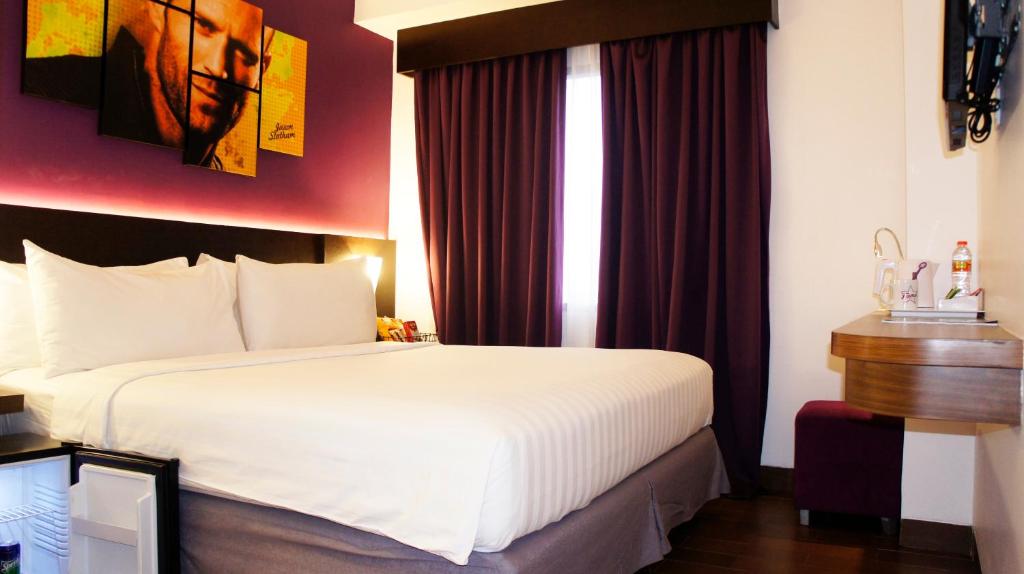 Postel nebo postele na pokoji v ubytování Fame Hotel Gading Serpong