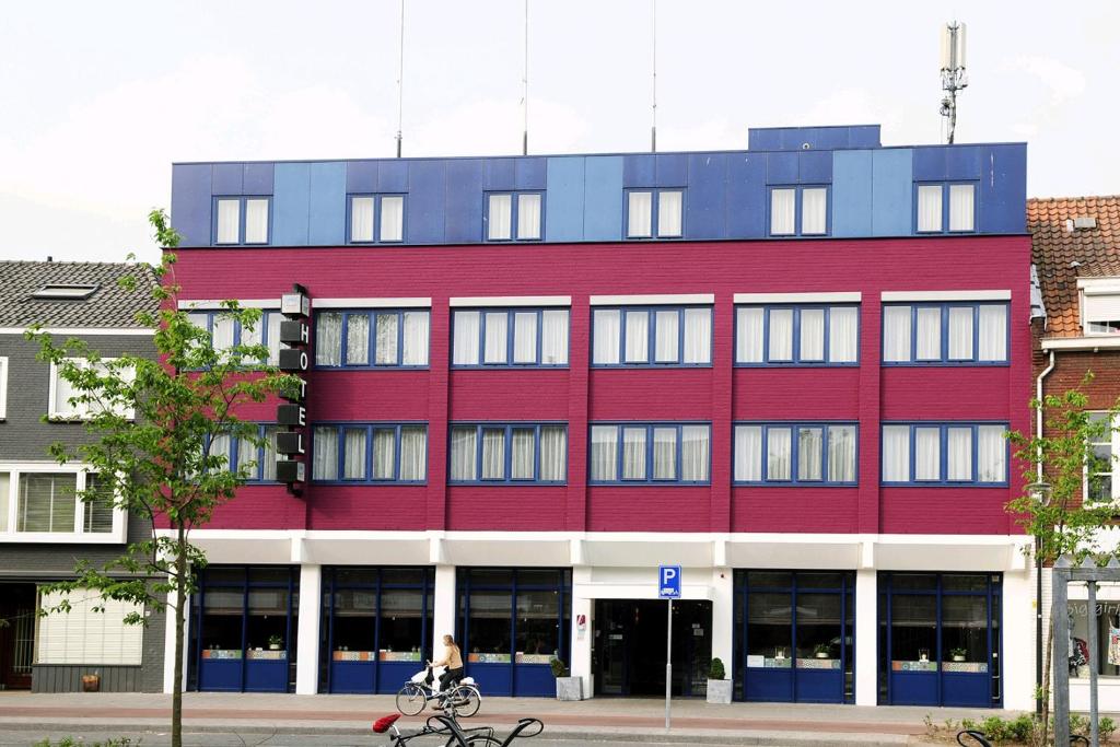 a large building with a large window on the side of it at Amrâth Hotel Eindhoven in Eindhoven