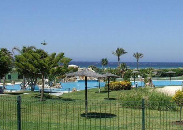 Bazén v ubytování ATICO DUPLEX APARTAMENTO ATLANTERRA PLAYA, ZAHARA DE LOS ATUNES nebo v jeho okolí