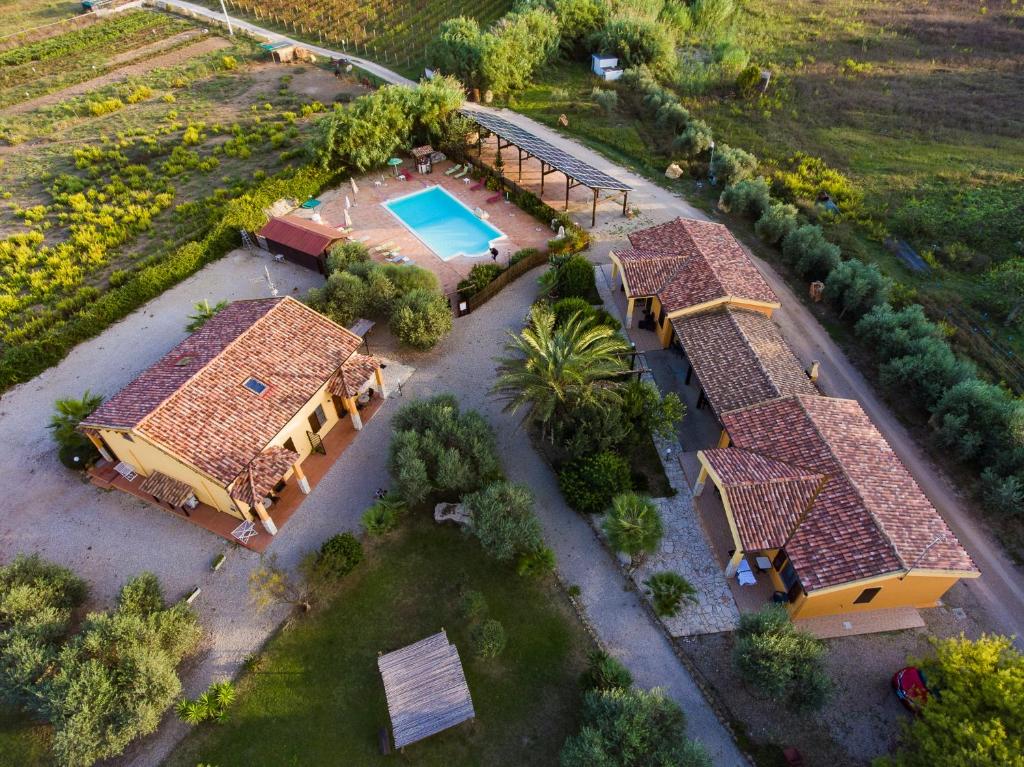 eine Luftansicht eines Hauses mit Pool in der Unterkunft Agriturismo I Vigneti in Olmedo