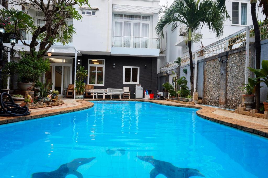 einen Pool mit Delfinen im Wasser eines Gebäudes in der Unterkunft Palm Villa 15 in Vũng Tàu