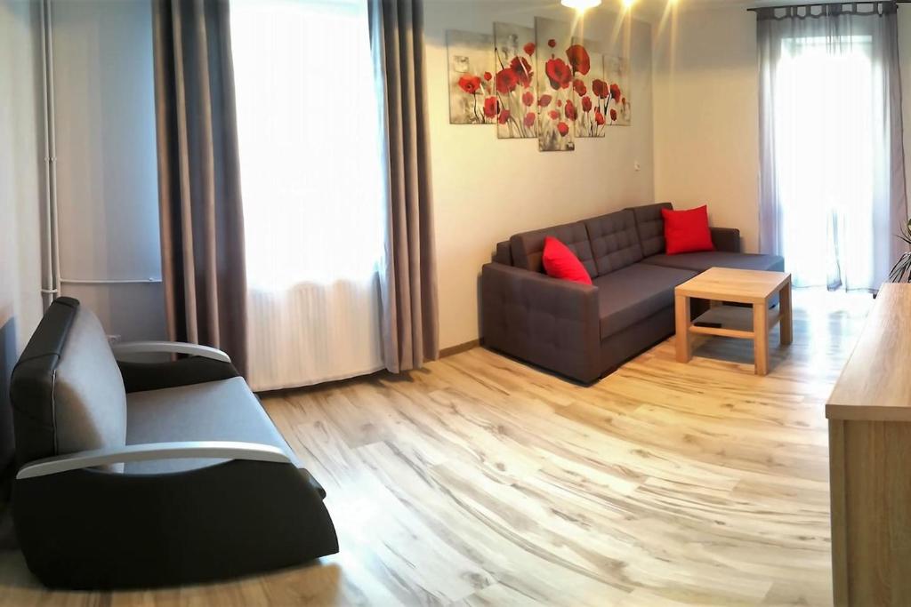 uma sala de estar com um sofá e uma mesa em Apartamenty Love em Lublin