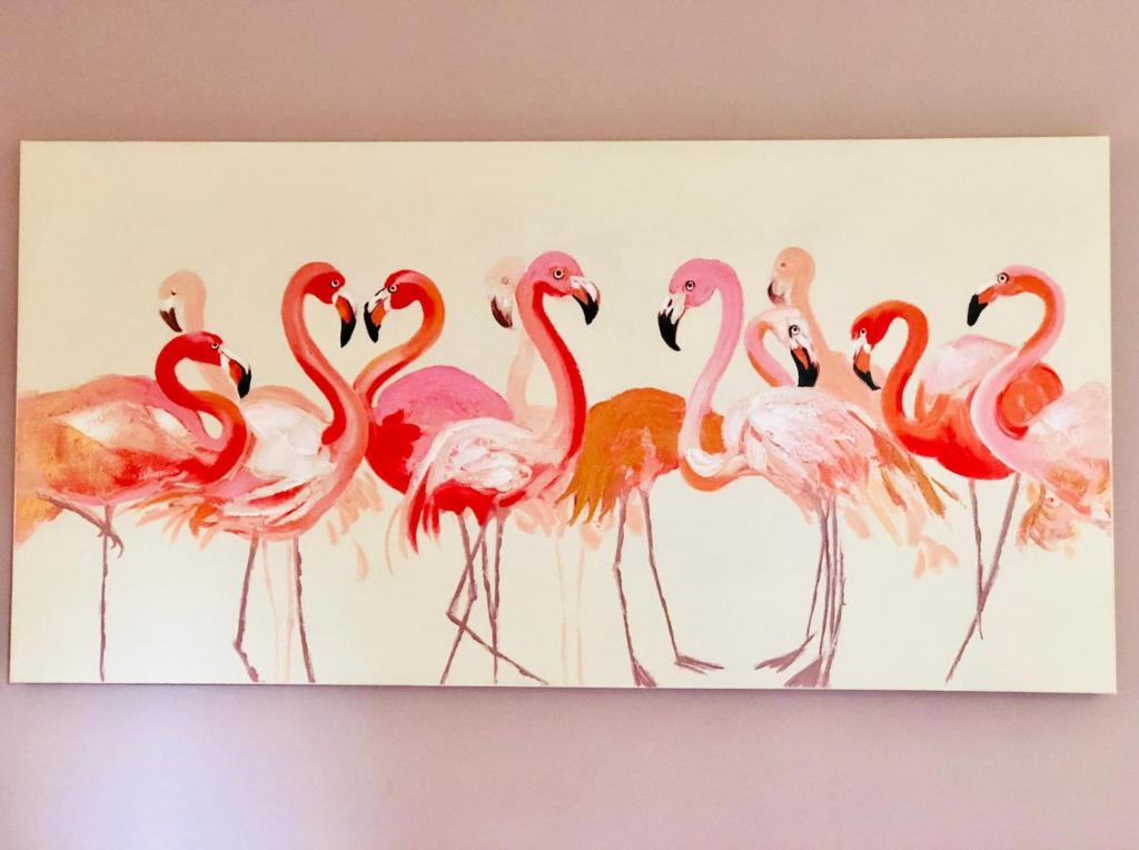 une peinture d'un groupe de flamants roses dans l'établissement MAMARICO' APARTAMENT, à Catane