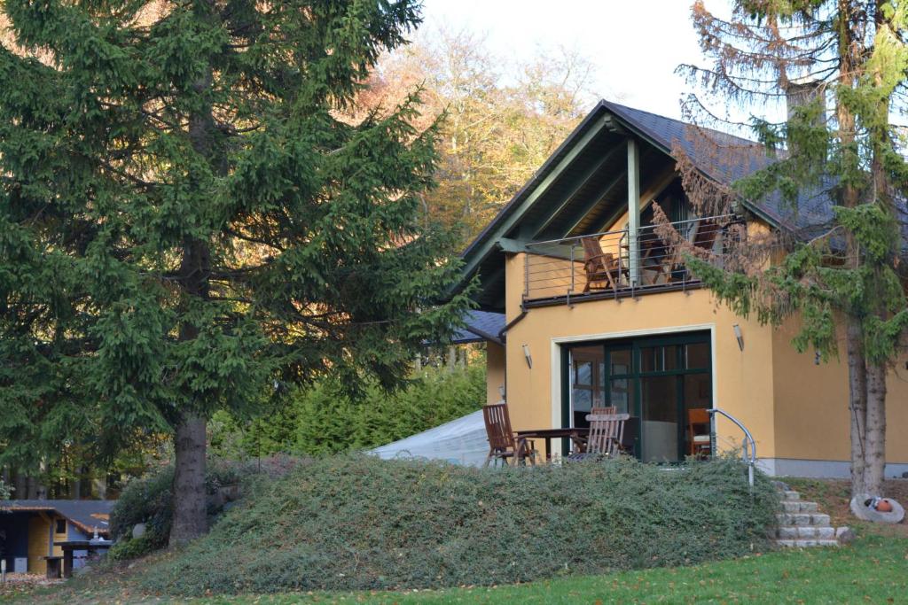 ein Haus mit einem Balkon an der Seite in der Unterkunft Ferienwohnungen "Emma" am Nationalpark in Lohme
