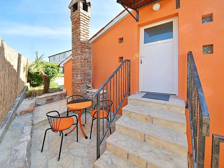 - une terrasse couverte avec 2 chaises et une porte blanche dans l'établissement Sweet room with a terrace, à Roč