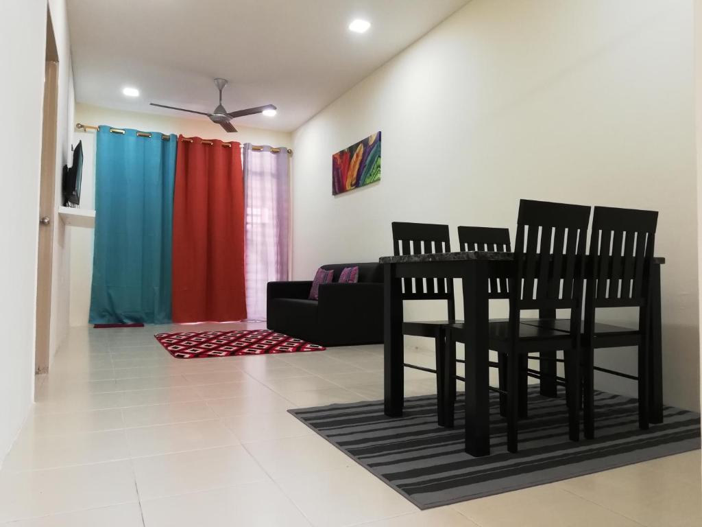 sala de estar con 2 sillas y mesa en Neesa Homestay Bukit Gambang-Muslim en Gambang