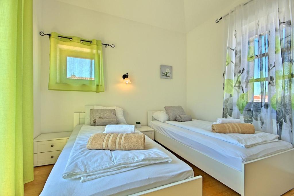 Postel nebo postele na pokoji v ubytování Luxury Stone Villa Zanelli