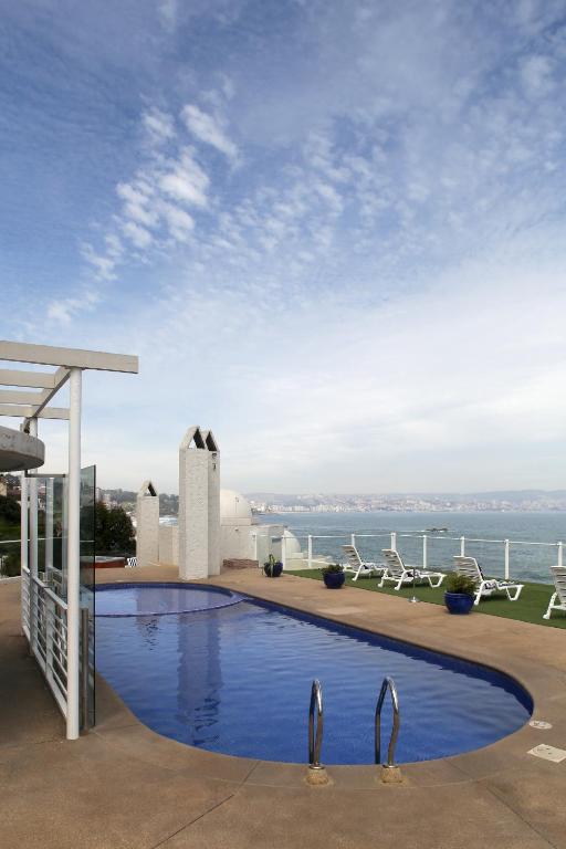 Bazén v ubytování MR Mar Suites (ex Neruda Mar Suites) nebo v jeho okolí