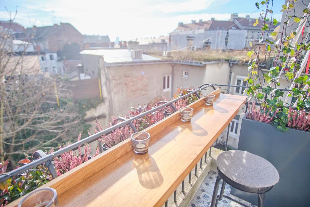 balcón con barandilla de madera y vistas a la ciudad en Zest and Nest Boutique Apartments, en Zagreb