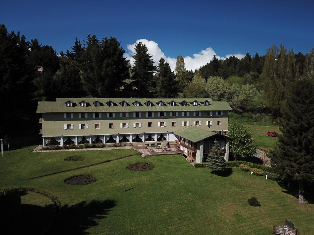 een luchtzicht op een groot gebouw in een veld bij Gran Hotel Panamericano in Bariloche