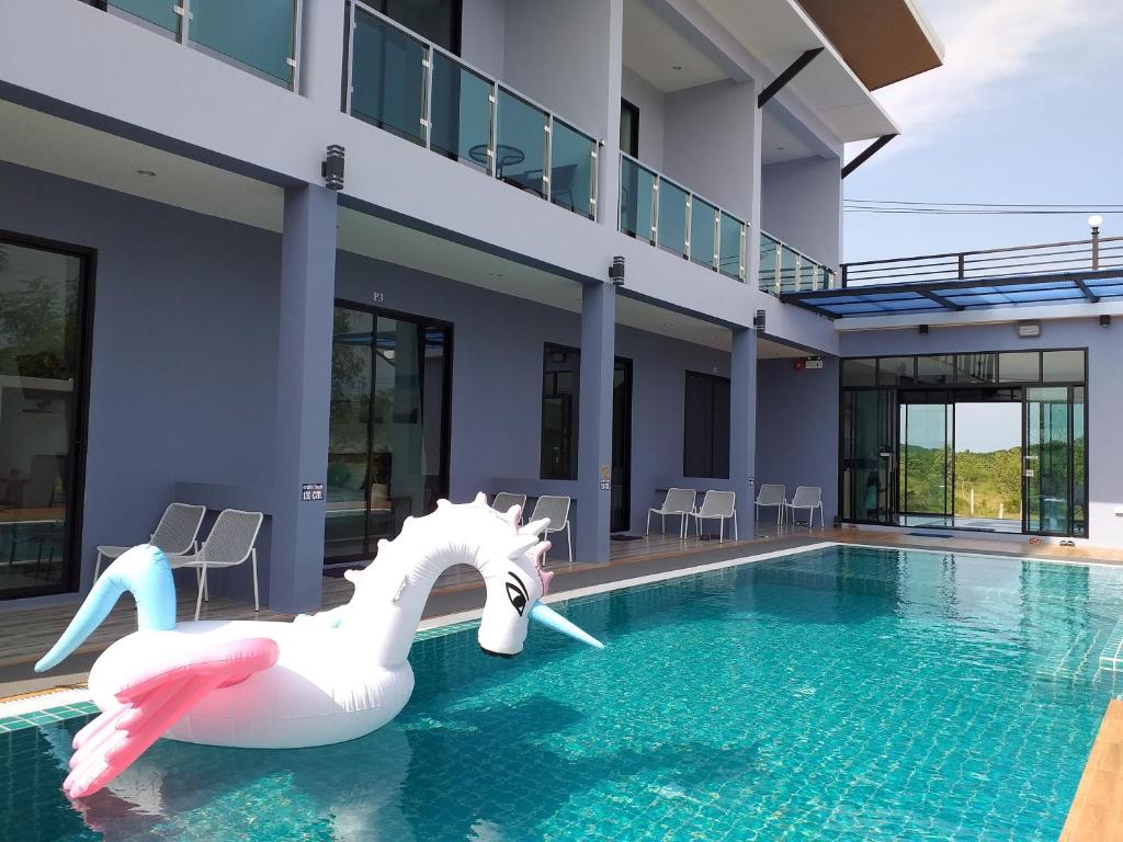 Bazén v ubytování The Phu Resort nebo v jeho okolí