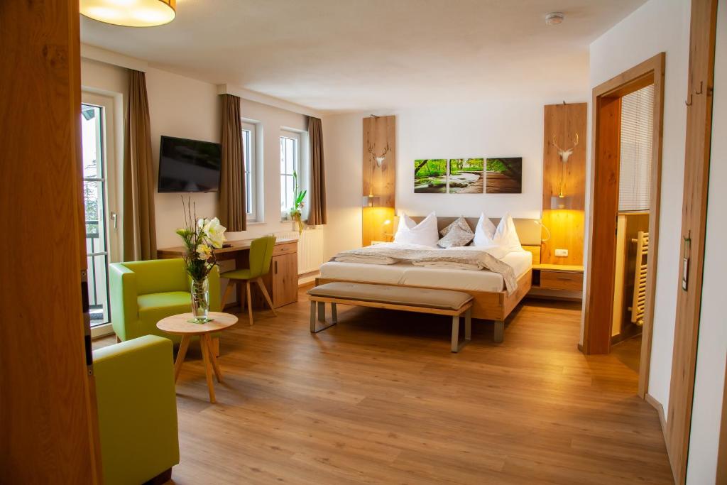 Postel nebo postele na pokoji v ubytování Hotel Irmgard