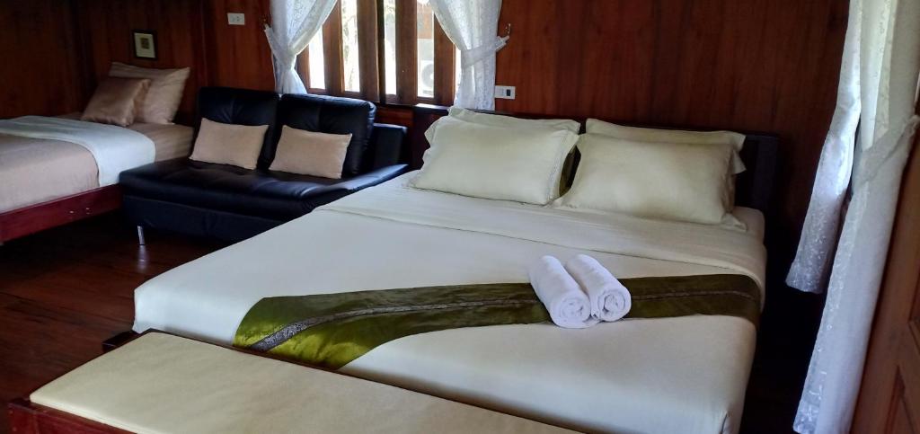 Postel nebo postele na pokoji v ubytování Rai Lung Tui Homestay
