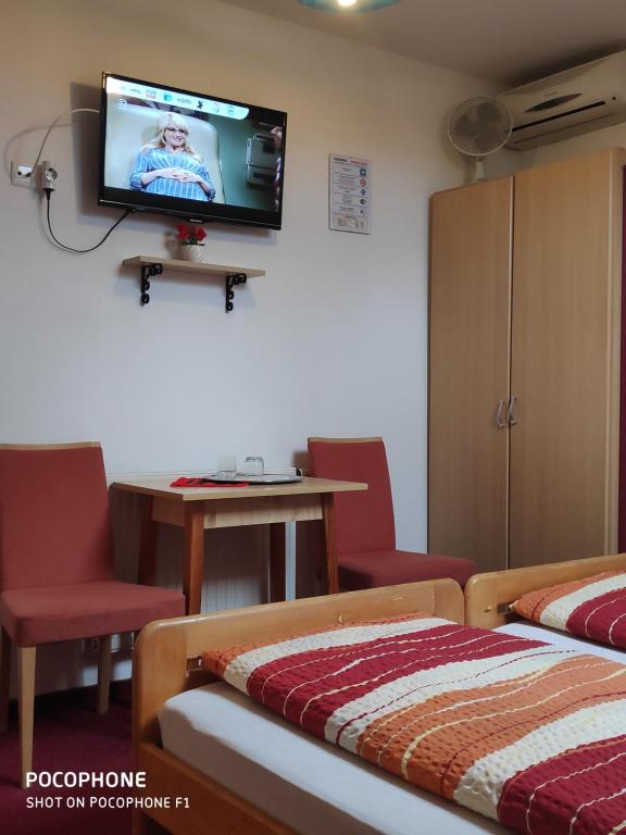 Postel nebo postele na pokoji v ubytování Herkules Panzió