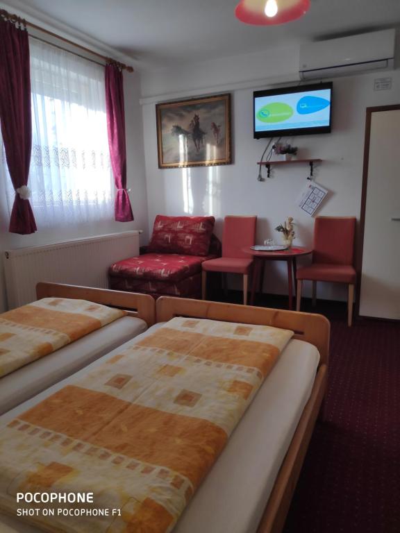 Postel nebo postele na pokoji v ubytování Herkules Panzió