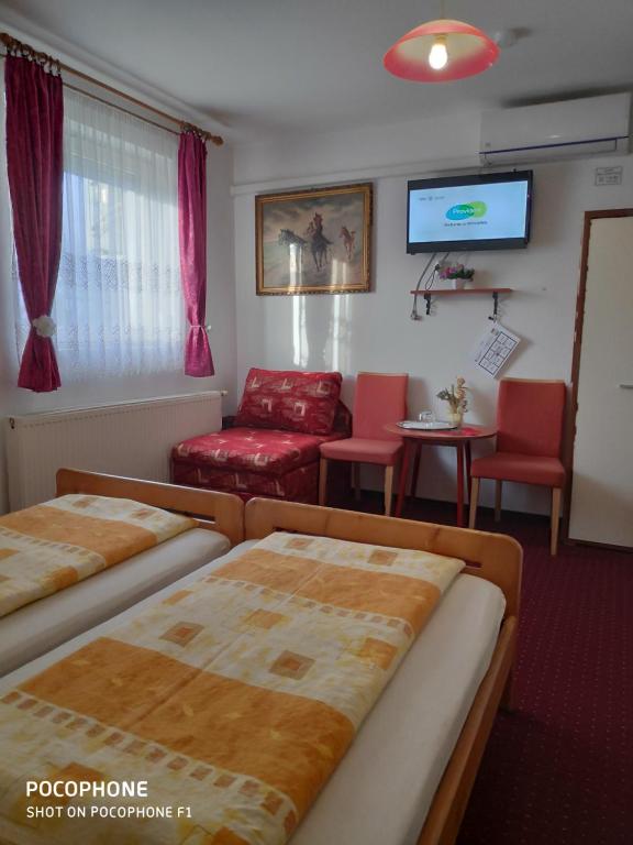 Postel nebo postele na pokoji v ubytování Herkules Panzió