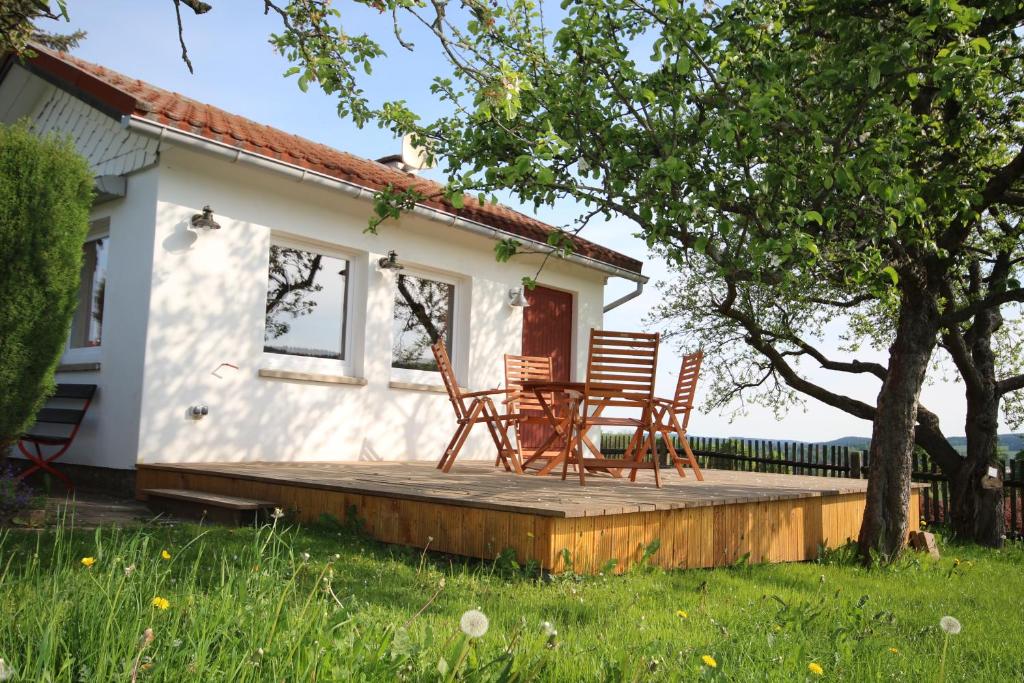 een hut met stoelen en een tafel op een terras bij Ferienhaus Apfelstädt in Tambach-Dietharz