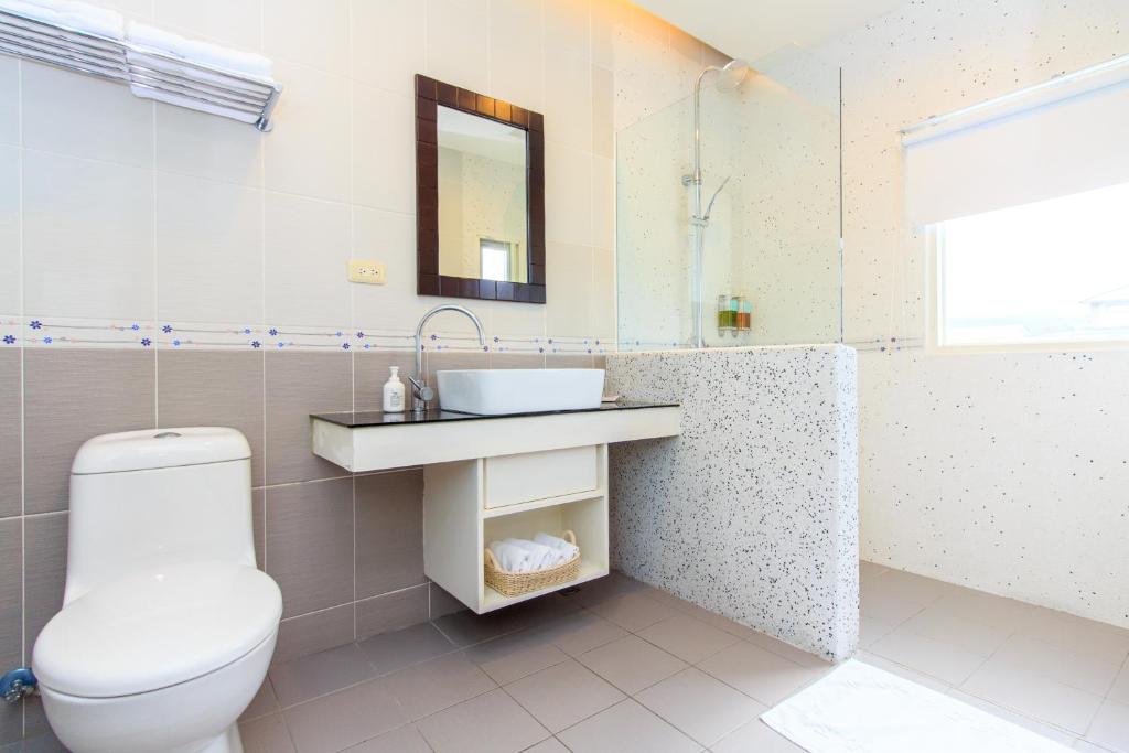 a bathroom with a toilet and a sink at Lotus Hostel Beicheng Zhuang in Luodong