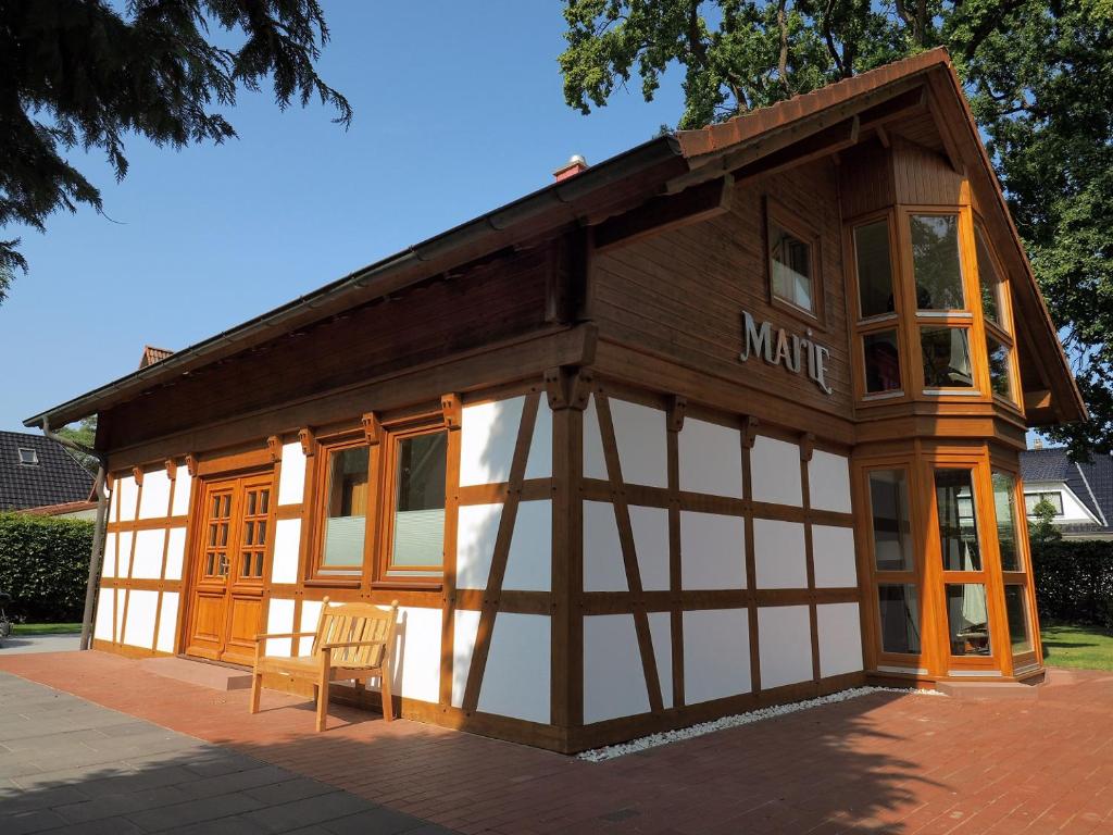 ein kleines Gebäude mit einem Schild, auf dem steht: in der Unterkunft Ferienhaus Marie in Binz