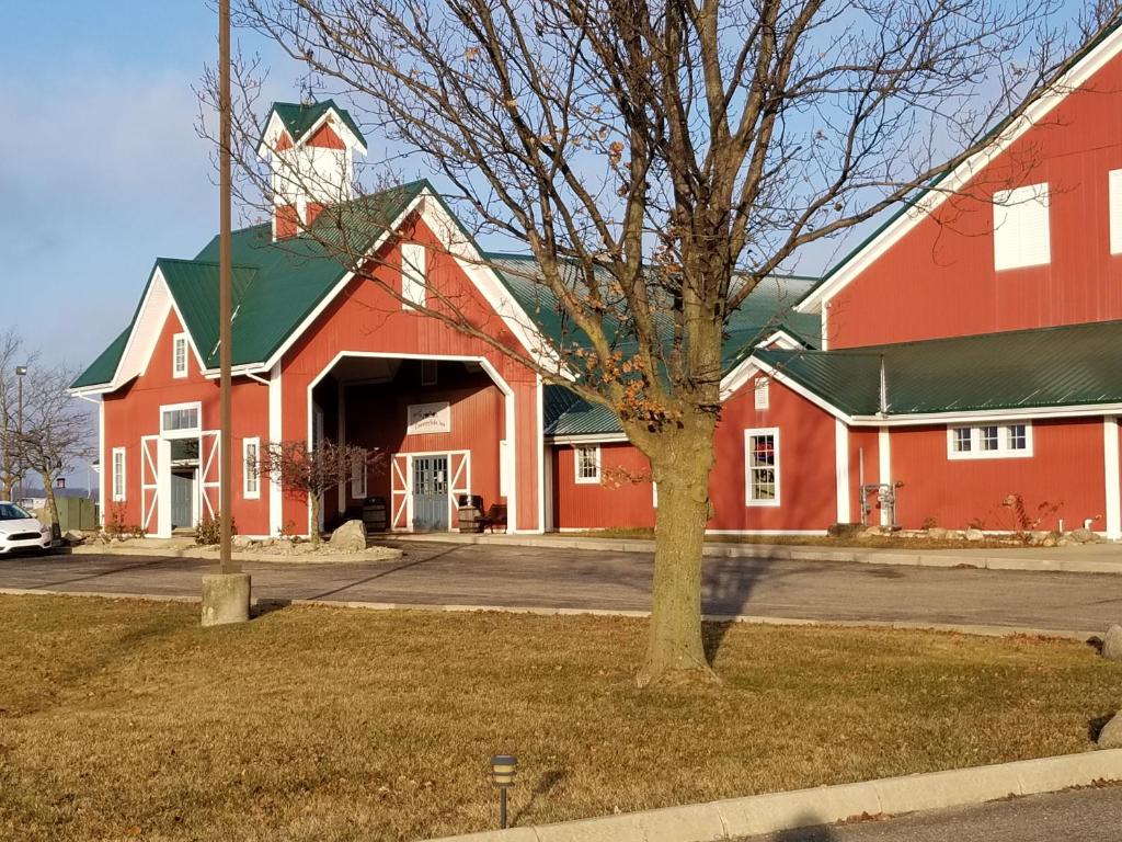 um grande edifício vermelho com um telhado verde em CountrySide Inn em Nappanee