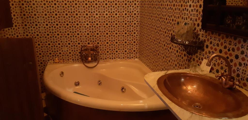 Un baño de Hotel Cueva Tardienta Monegros-Adults Only