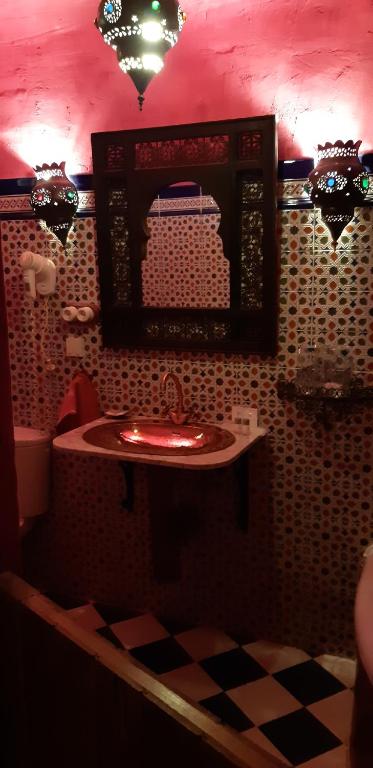 Un baño con un lavabo y un espejo en la pared. en Hotel Cueva Tardienta Monegros-Adults Only, en Tardienta