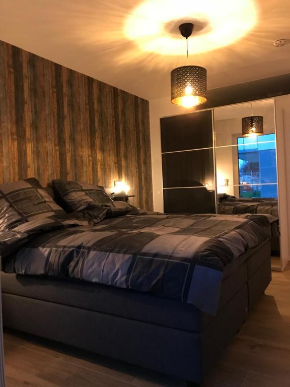 ein Schlafzimmer mit einem großen Bett und einem Fenster in der Unterkunft Luxus Apartment Lake&City in Friedrichshafen