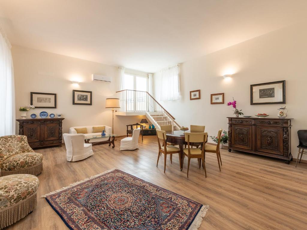 uma sala de estar com um sofá e uma mesa em B&B Palazzo Merello em Cagliari
