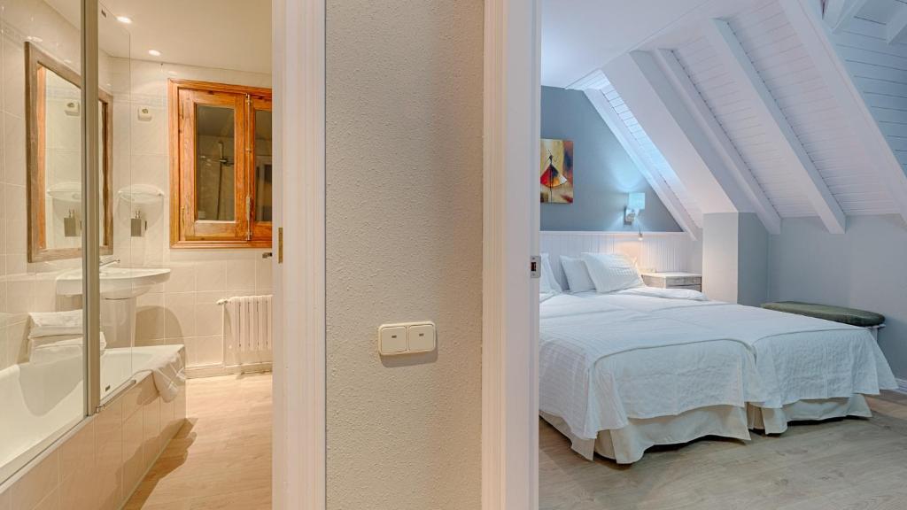 Postel nebo postele na pokoji v ubytování Hotel Ribaeta