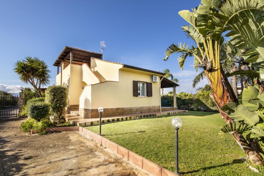 Vonkajšia záhrada v ubytovaní Case Vacanze Paradise Beach Vicino Cefalù PISCINA APERTA