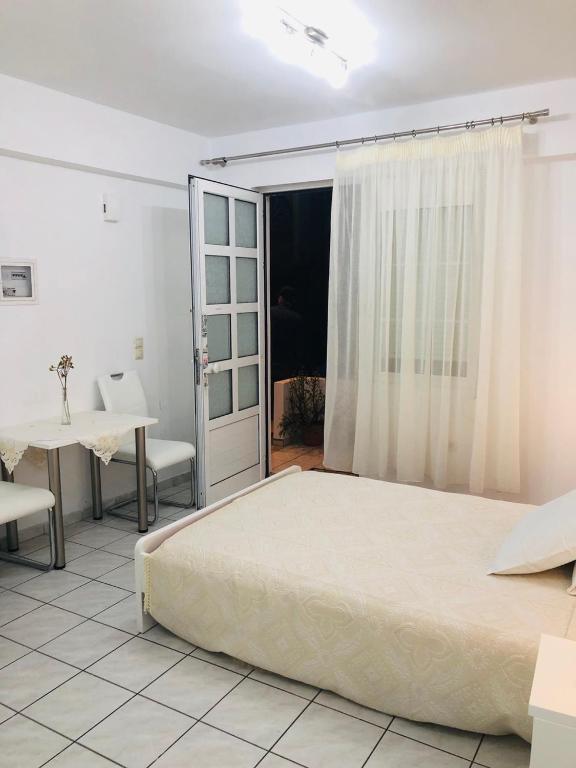 A bed or beds in a room at Central Studio 1