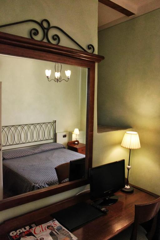 Postel nebo postele na pokoji v ubytování Castello Montegiove