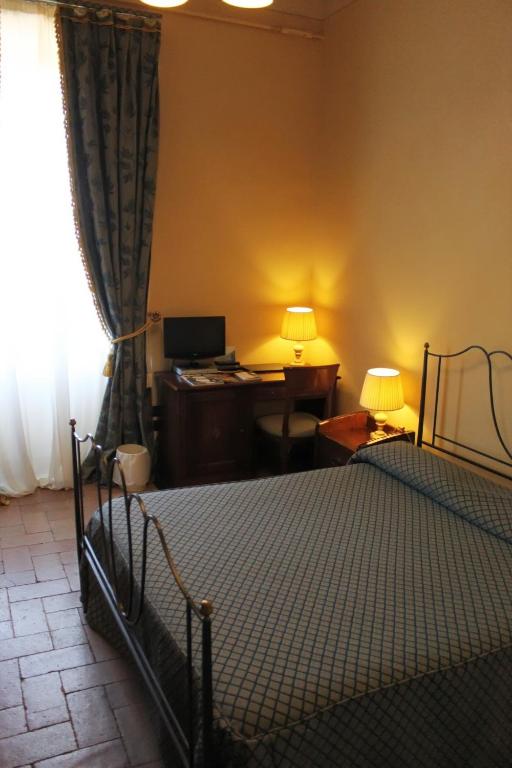 Postel nebo postele na pokoji v ubytování Castello Montegiove
